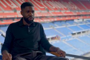 記者：法國(guó)vs阿塞拜疆中場(chǎng)時(shí)間，法國(guó)足協(xié)為烏姆蒂蒂舉辦退役儀式