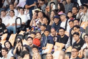 與偶像互動(dòng)一波！周琦兒子“糊糊”被曾凡博抱起 兩人親密互動(dòng)