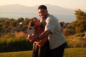 堅(jiān)持就是勝利！字母哥：初次見到妻子我很害羞 曾在2015年被拒絕