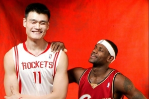 老詹動(dòng)不了！姚明若在03年選秀排第幾？楊毅：活塞第2順位選中