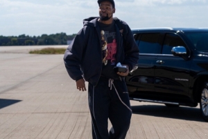 客戰(zhàn)鵜鶘！火箭曬登機照：KD穿羽絨服氣質逼人 電風扇隨隊出征