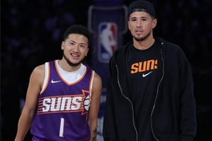 本尊認(rèn)可！布克曬與“中文布克”合影以及后者投籃視頻：繼續(xù)投