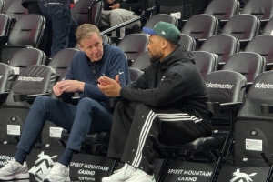 曾共事9年！勇士助教斯托茨和昔日愛徒利拉德賽前場(chǎng)邊聊天