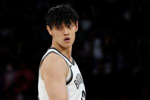 兩場(chǎng)中國賽只打10分鐘零出手??隊(duì)記：中國球員曾凡博被籃網(wǎng)裁掉