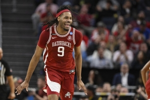 場(chǎng)均7分5籃板1蓋帽！黃蜂官方宣布簽下阿肯色大學(xué)中鋒喬納斯-艾杜