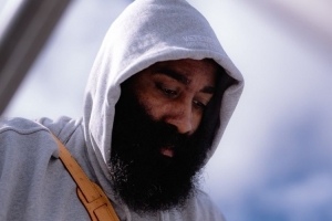 客戰(zhàn)國王！快船曬登機照：小卡哈登穿衛(wèi)衣亮相 科林斯耍酷