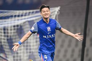 記者：蔣圣龍陪伴妻子生產(chǎn)后馬不停蹄趕回青島，準(zhǔn)備明晚比賽