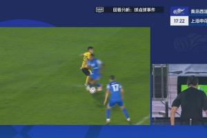 馬納法倒地，主裁看VAR判罰點(diǎn)球！吳曦點(diǎn)射命中，申花1-1西海岸