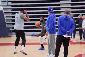 別鬧傷還沒好呢??！歐文訓(xùn)練時(shí)想和濃眉單挑 被基德及時(shí)制止