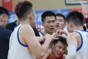 三戰(zhàn)全勝！遼籃大勝結(jié)束丹東站熱身賽 賽后按著王嵐嵚喊加油