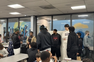 開拓者在當(dāng)?shù)刈晕姨嵘行呐c孩子們做活動(dòng) 楊瀚森和利拉德現(xiàn)身