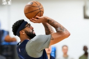 新賽季沖！獨(dú)行俠訓(xùn)練照：弗拉格扣籃 濃眉戴護(hù)目鏡投籃 歐文現(xiàn)身