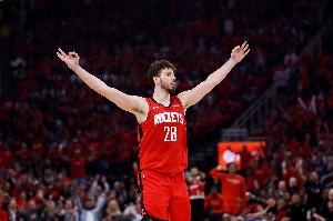 主打串聯(lián)！申京首節(jié)4投1中僅得2分 但送出4助攻2搶斷&正負(fù)值+8