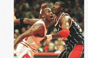 強(qiáng)強(qiáng)對(duì)話！美媒曬喬丹和大夢同框照：揭幕戰(zhàn)的亞歷山大和申京