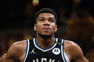 無敵！字母哥上半場兩分球6中6砍下13分7籃板3助攻 正負(fù)值+14