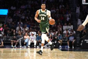 輕輕松松！字母哥首節(jié)4中3拿下6分3板2助