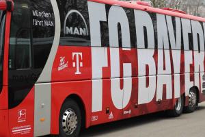 記者：拜仁大巴遭遇堵車，對(duì)陣門興的比賽可能推遲15分鐘開球