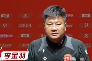 遼寧鐵人主場對陣南通支云，李金羽與隊員劉偉國出席賽前發(fā)布會