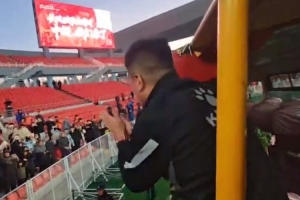 沖超成功！遼寧鐵人賽后花車巡游，主帥李金羽與球迷激情互動