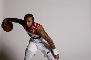 4次失誤略多！惠特摩爾10中4拿到10分4板2助1斷