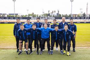 上海申花點(diǎn)球取勝捧杯，首屆“錢潮杯”國際青少年足球邀請賽收官