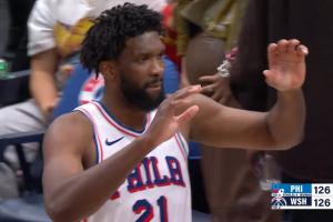 致敬前隊(duì)友！恩比德末節(jié)坐在板凳上看隊(duì)友追回16分拖進(jìn)加時！