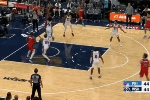 當(dāng)年也榜眼！巴格利中路持球突擊 力壓恩比德起飛雙手暴扣