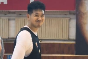 好久不見(jiàn)的阿不都&吳冠希！新疆男籃訓(xùn)練視頻：球場(chǎng)暖心時(shí)刻 愛(ài)了