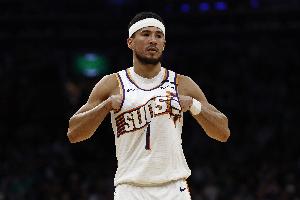 下半場轟29分&絕殺三分不中！布克26中10空砍32分 上半場9中1