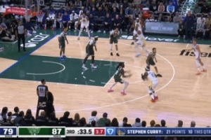 站出來(lái)了！巴特勒強(qiáng)投三分打破得分荒 此前雄鹿轟出12-0