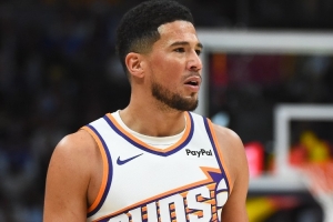 狀態(tài)出色！布克上半場12中6得17分6板4助 三分5中3