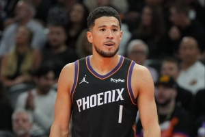 布克：現(xiàn)在的我?guī)缀跏裁捶朗囟家娮R過了 今天我的平衡做得很好