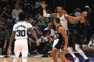 危險了！文班低位要位揚手打翻布克 被吹進攻犯規(guī)&本場第4次犯規(guī)