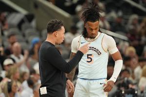 光速五犯！布克一回合連造卡斯爾三個犯規(guī) 直接走上罰球線