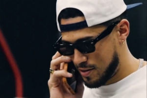 主場迎戰(zhàn)馬刺！布克戴著墨鏡出場大哥范十足 鄧恩黑色小皮鞋亮眼