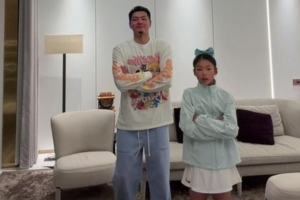 王大雷曬與女兒跳舞視頻，韋世豪評論：有點卡哇伊了