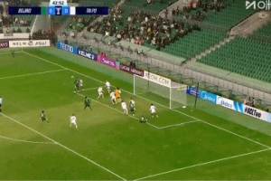 太夸張了！王剛禁區(qū)外迎球凌空抽射，皮球直接飛出轉(zhuǎn)播畫面