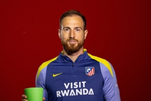 對(duì)陣奧薩蘇納第90分鐘神撲！奧布拉克領(lǐng)取西甲10月最佳撲救獎(jiǎng)杯