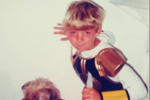 有幾分像？曬兒時萌照，德赫亞社媒慶祝自己35歲生日