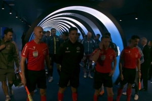 推動(dòng)寵物領(lǐng)養(yǎng)！西班牙人球員賽前帶著11只狗狗入場