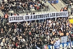 巴黎FC球迷拉橫幅調(diào)侃盧浮宮劫案：我們找到珠寶了！