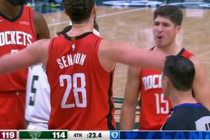 ??橫！申京強(qiáng)吃特納2+1殺死比賽！秀肌肉慶祝??