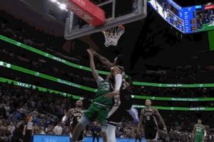 少年腰挺好！弗拉格轉(zhuǎn)身過人 空中對抗字母哥上籃打進(jìn)反超