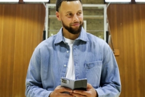 庫(kù)里曬為谷歌折疊手機(jī)拍攝廣告花絮 巴特勒亂入