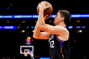 半場12分！吉萊斯皮：布克決策果斷 我就專注于接球投籃