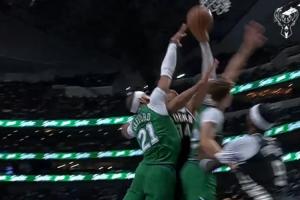 ??泰山壓頂！字母哥轉(zhuǎn)身暴起隔扣加福德+弗拉格 本場第一次出手