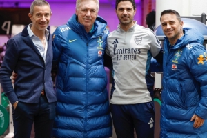 巴西隊在阿森納基地訓(xùn)練，安切洛蒂與阿爾特塔合影