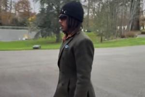 太潮了！孔德最新時(shí)尚穿搭：身穿長(zhǎng)大衣，手拿包