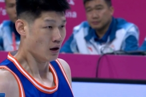 穩(wěn)如泰山！胡金秋10中5&6罰4中拿到15分5板3助