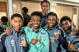 維尼修斯隨巴西隊(duì)在阿森納基地訓(xùn)練，與槍手青訓(xùn)小將合影